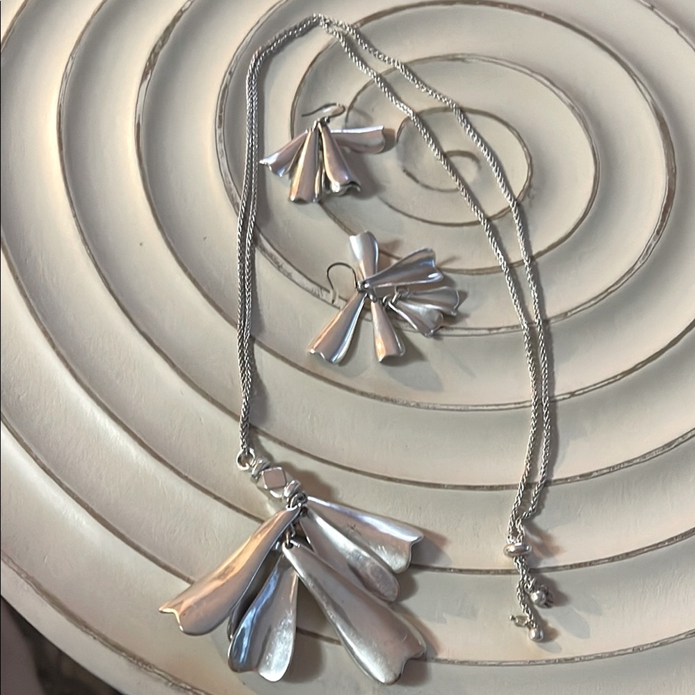 Silver Necklace with Flower Pendant